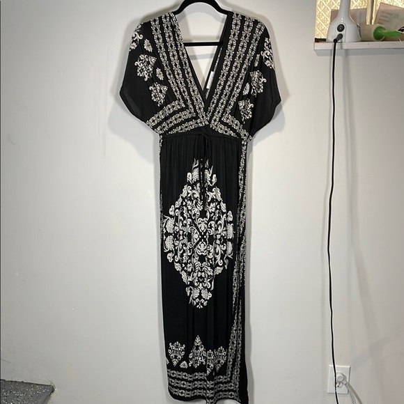 Black and White V-Neck Dolman Sleeve Maxi Sundress - Picture 1 of 8